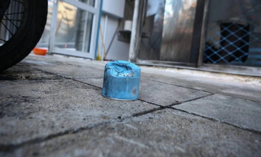 Θεσσαλονίκη: Eπίθεση με γκαζάκια τα ξημερώματα σε είσοδο πολυκατοικίας